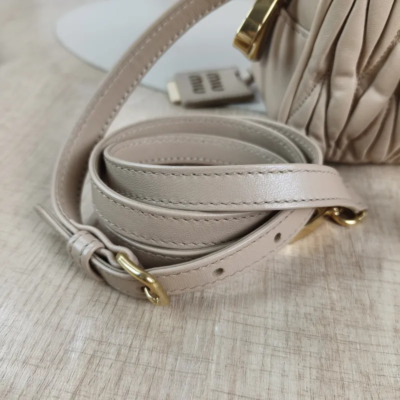 Miumiu Top Handle Bag Arcadie MatelasséCollection Edition Beige Lambskin Medium22 × 7.5 × 10.5 cm — detail view 4 of 12