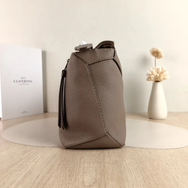 LOEWE Crossbody Bag Puzzle Brown Calfskin Medium 29 × 14 × 19.5 cm — detail view 4 of 12
