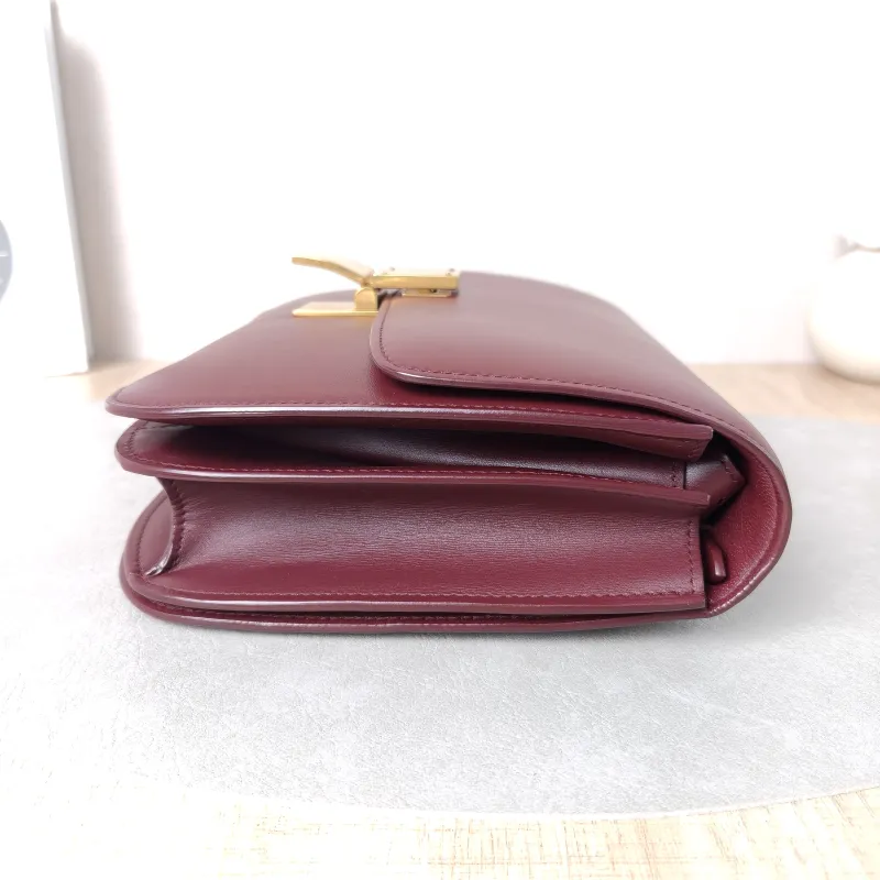 CELINE Crossbody Bag Classic Box Red Calfskin Medium24 × 7 × 18 cm Conditioned — detail view 10 of 11