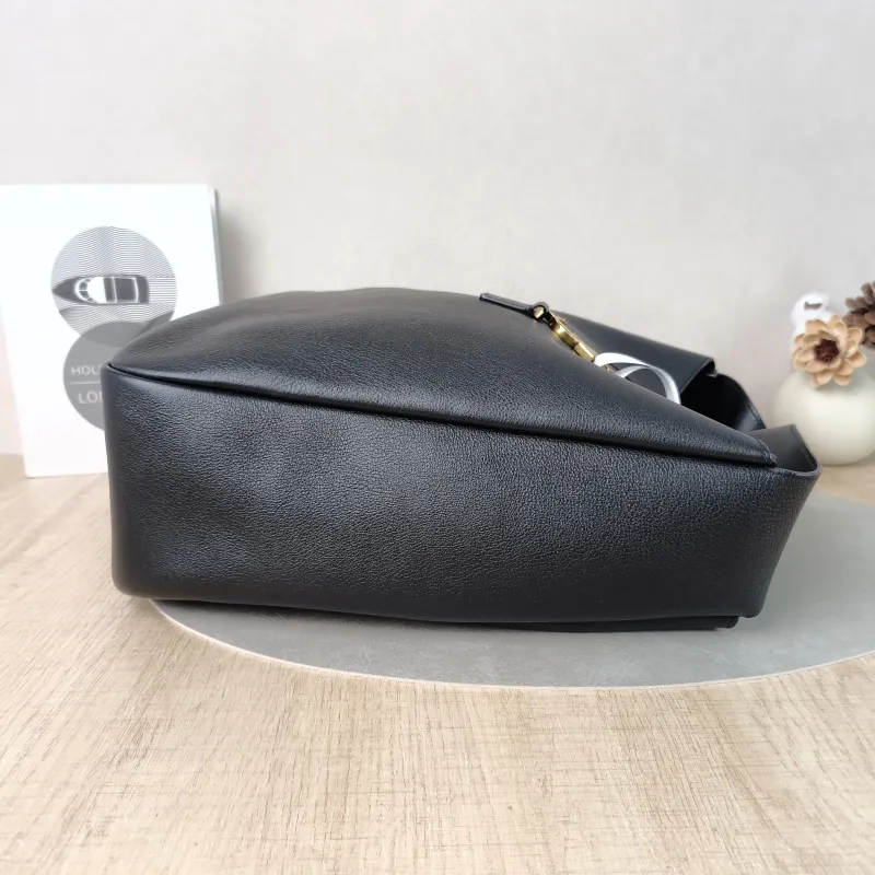 SAINT LAURENT Shoulder Bag LE 5 À 7 Hobo Black Calfskin Large30 × 13 × 31 cm — detail view 2 of 11