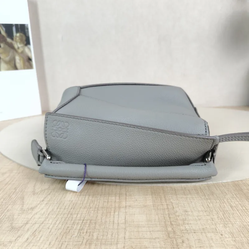 LOEWE Crossbody Bag Puzzle Grey Calfskinmini18 × 8 × 12.5 cm — detail view 2 of 12