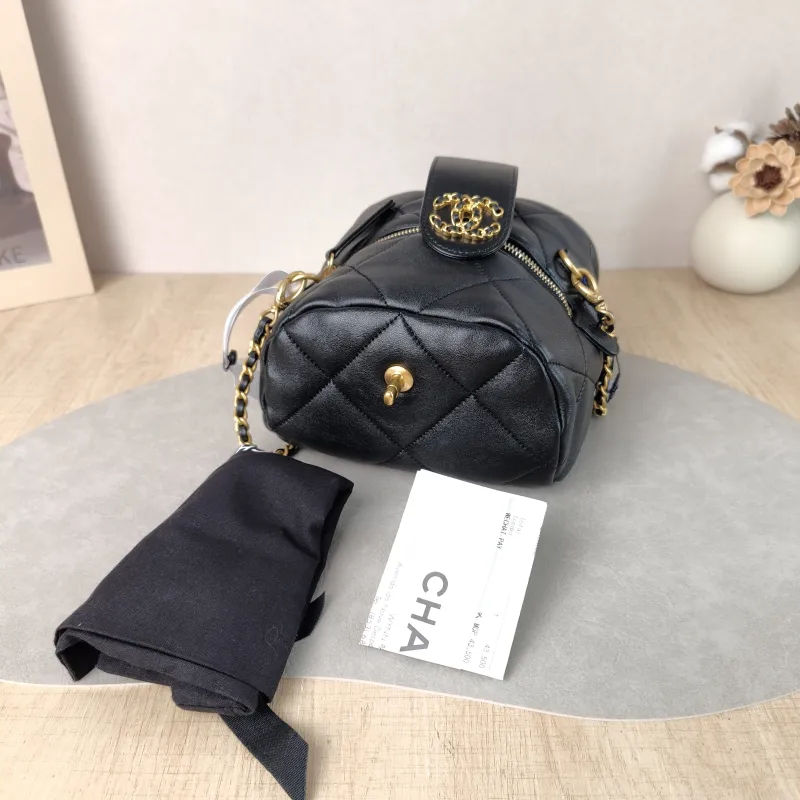 Chanel Crossbody Bag Black Lambskin One Size 23 × 14 × 11 cm — cover view 4 of 6