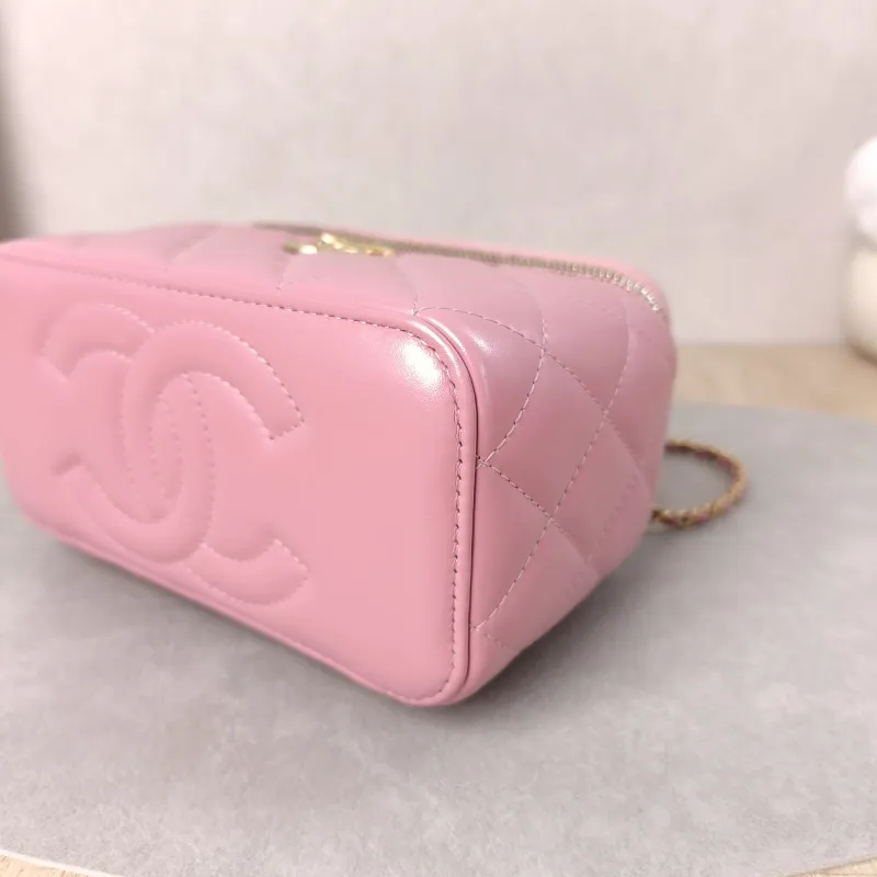 Chanel Crossbody Bag Pink Lambskin One Size17 × 8 × 9.5 cm — detail view 10 of 15