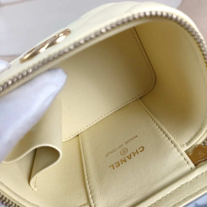 Chanel Crossbody Bag Edition Yellow Lambskin One Size 10 × 7 × 9 cm — detail view 2 of 12