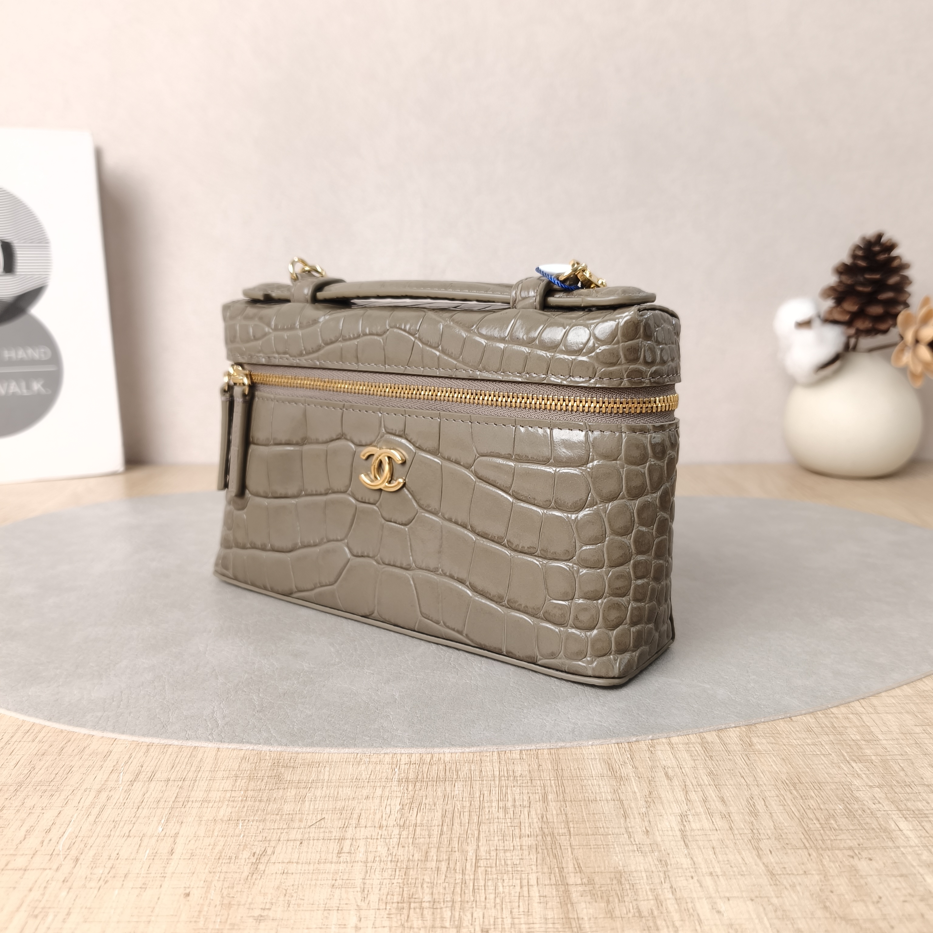 Chanel Crossbody Bag26a Collectionlp Top Handle Bag Grey Calfskin One Size19.5 × 5 × 17 cm — cover view 5 of 6