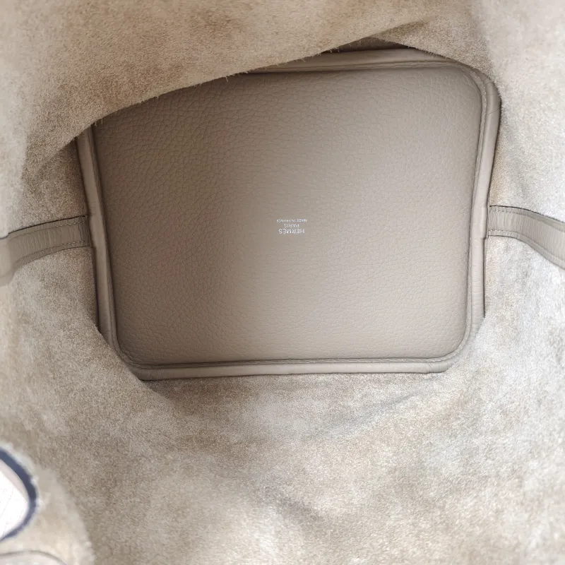 Hermès Top Handle Bag Picotin Lock 22 22S2 Taurillon Clemence TC Calfskin Medium22 × 17 × 21 cm — detail view 3 of 17