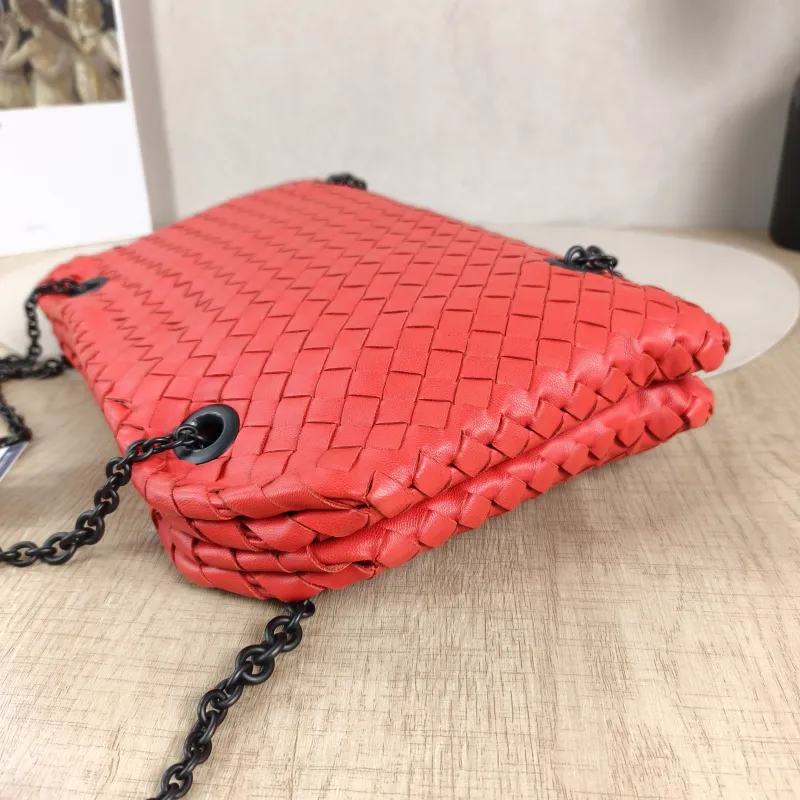 Bottega Veneta Shoulder Bag Shoulder Bag Red Lambskin One Size30 × 4 × 18 cm — detail view 5 of 11