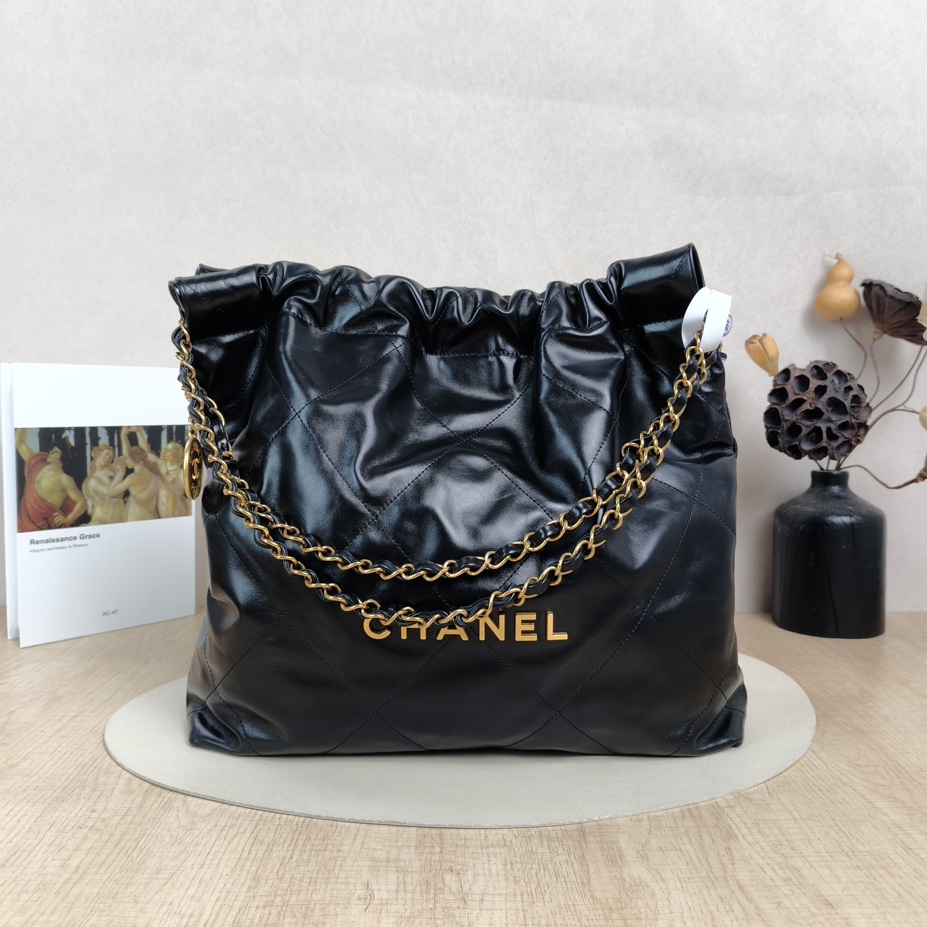 Chanel Shoulder Bag22Bag Black CC alfskin Medium39 × 8 × 42 cm