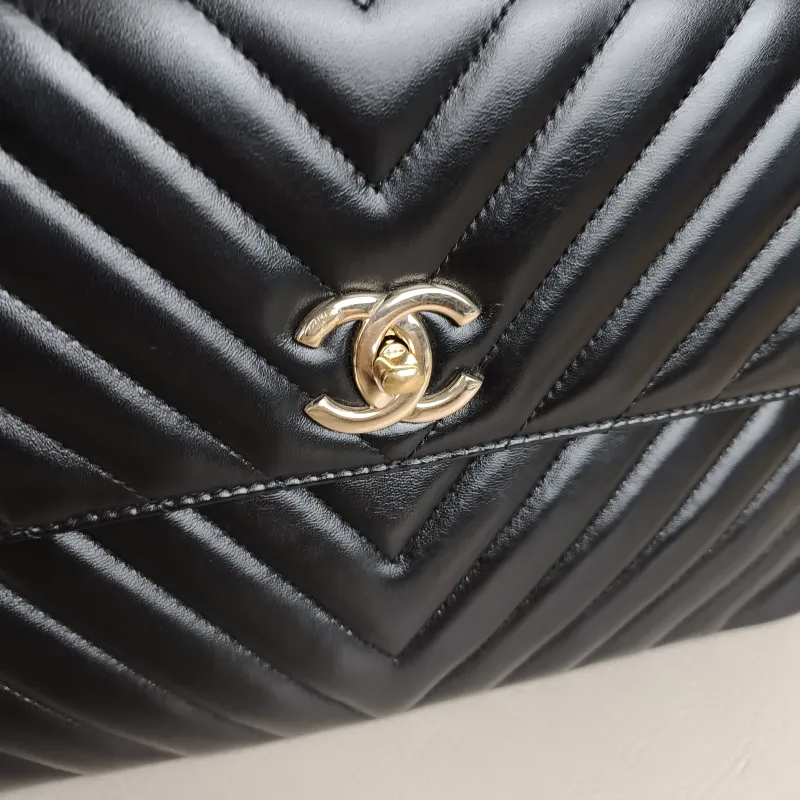 Chanel Crossbody Bag Trendy CC Black with Gold-Tone Hardware V Lambskin Large 30 × 12 × 19 cm 25 — detail view 3 of 14