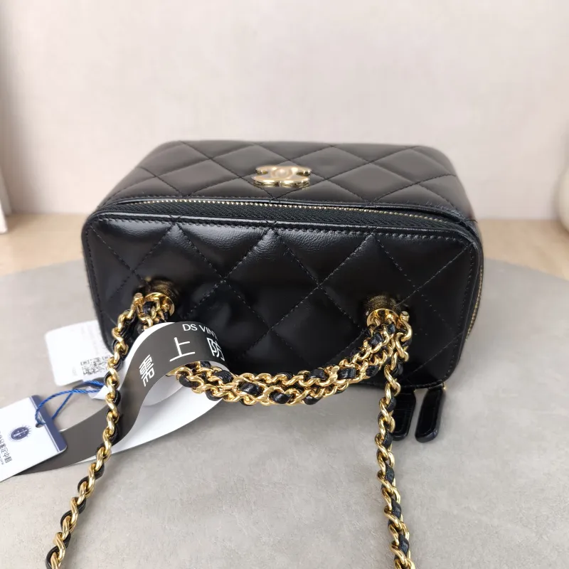 Chanel Crossbody Bag Black Lambskin Mini 16 × 8 × 9.5 cm — detail view 1 of 15