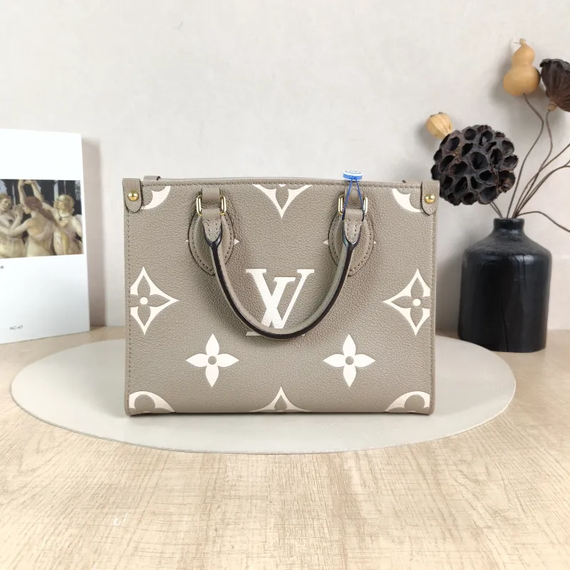Louis Vuitton Shoulder Bag Onthego · White Empreinte Embossed Calfskin Small25 × 11.5 × 19 cm — cover view 5 of 6