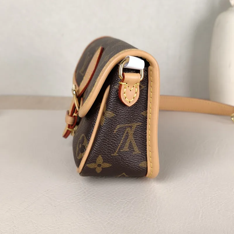 Louis Vuitton Crossbody Bag Diane Baguette Bag Monogram PV Cnano19 × 6 × 10.5 cm — detail view 7 of 12
