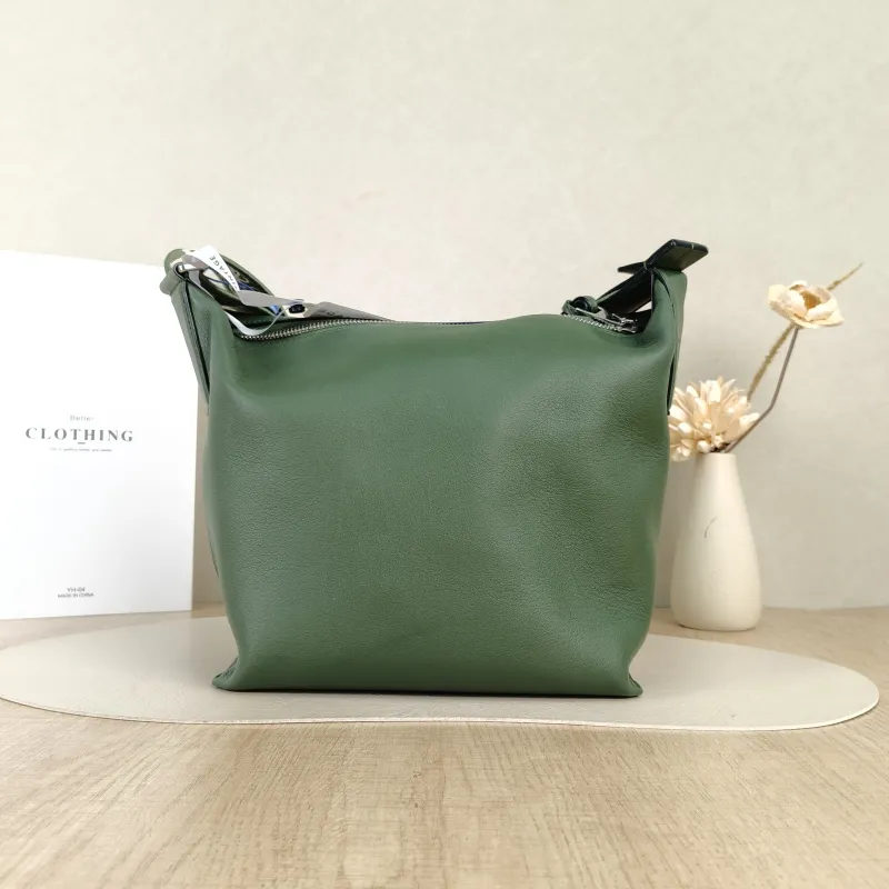 LOEWE Crossbody Bagcubi Crossbody Bag Green Calfskin Small20 × 11 × 15 cm