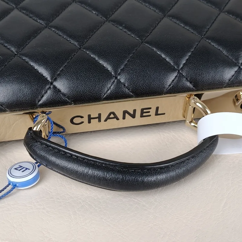 Chanel Crossbody Bag trendy cc woc Black Lambskinmini19.2 × 3.5 × 12.3 cm — detail view 10 of 14