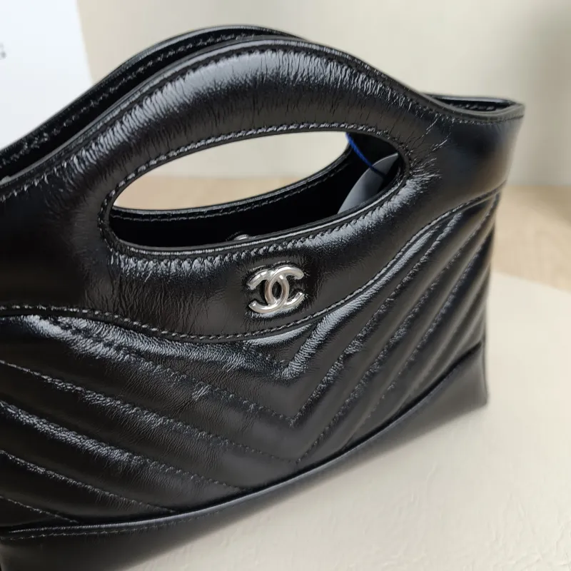 Chanel Shoulder Bag31Bag v Waxed Leather Calfskinnano20.5 × 3.5 × 17 cm — detail view 1 of 12