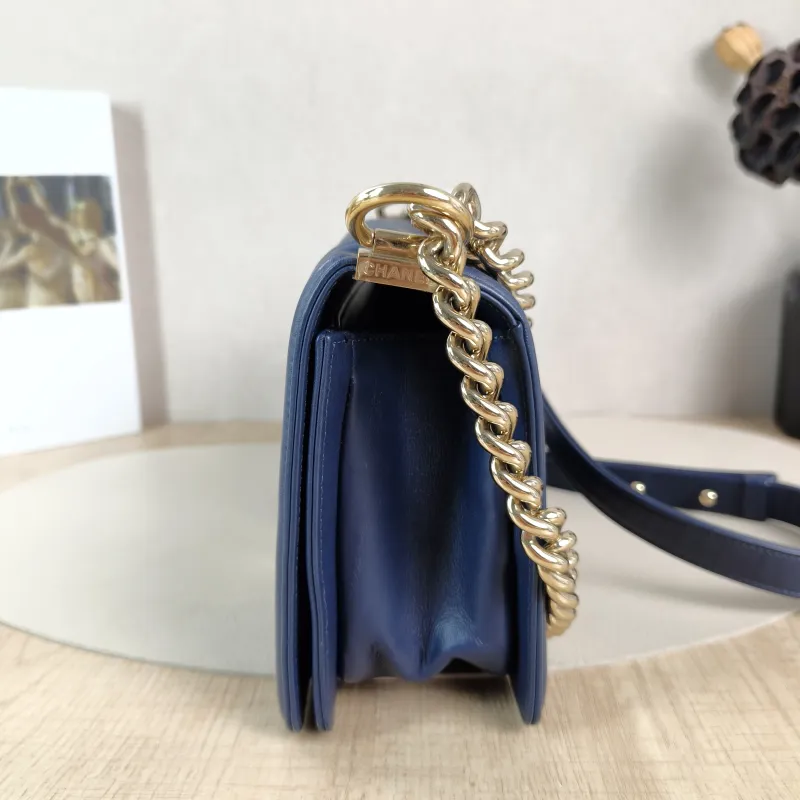 Chanel Crossbody Bag Le Boy​Navy Medium25 × 9 × 15 cm — detail view 9 of 14