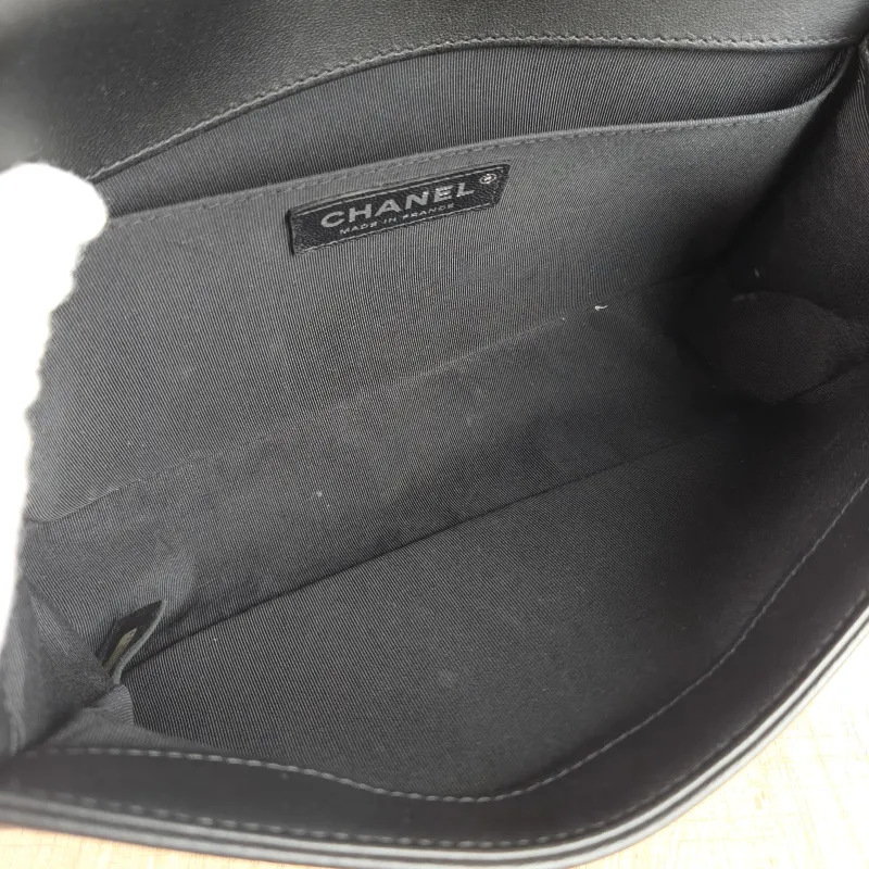 Chanel Crossbody Bagv leboy Black Lambskin Medium25 × 9 × 15 cm — detail view 8 of 11