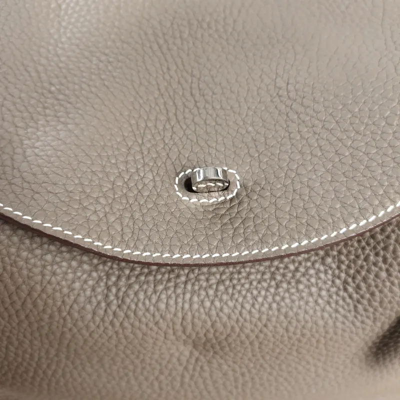 Hermès Shoulder Bag Lindy 30 TC Calfskin Medium 30 × 15 × 19 cm A — detail view 2 of 11