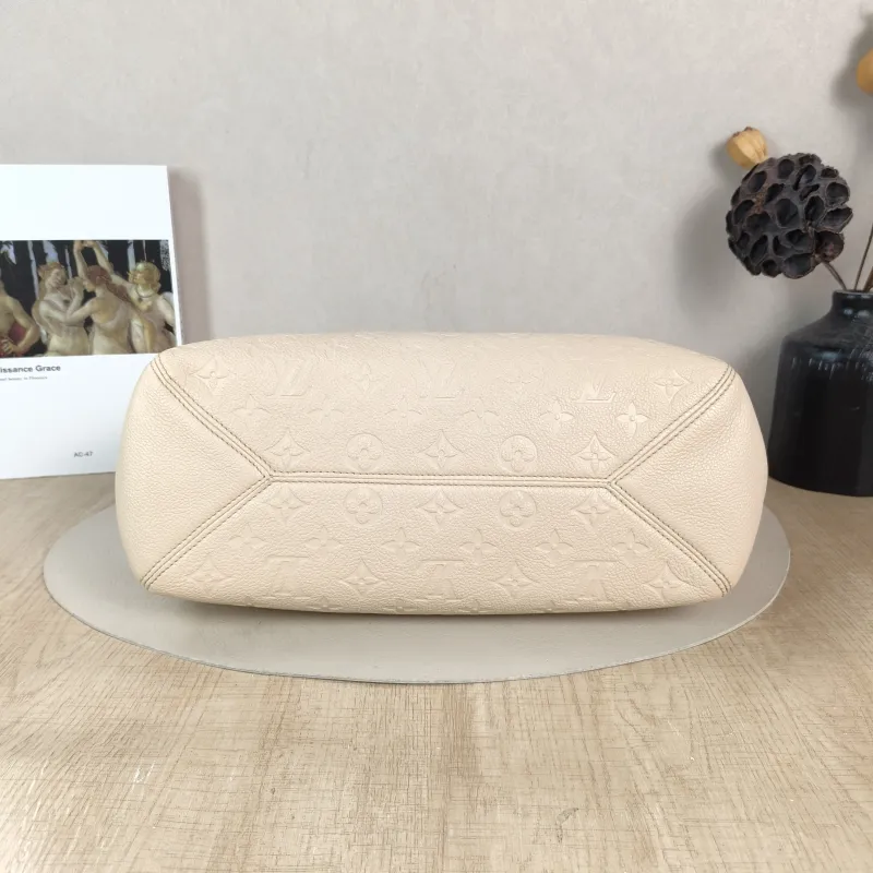 Louis Vuitton Shoulder Bag Anytime Messenger Bag Calfskin Small 34 × 13 × 20 cm — cover view 4 of 6