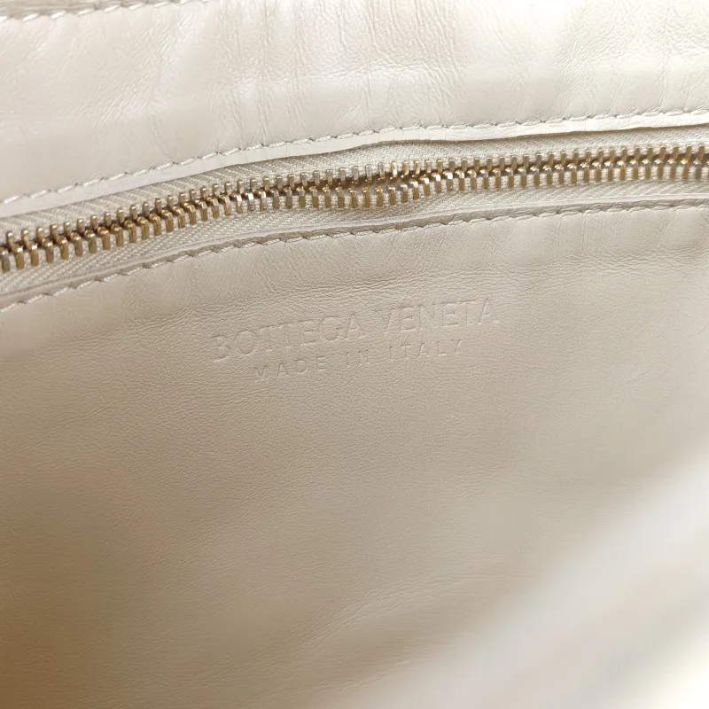 Bottega Veneta Crossbody Bag Cassette Woven Beige Lambskin Medium 23 × 5 × 15 cm — detail view 6 of 12