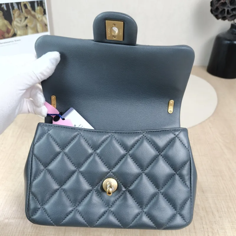 Chanel Crossbody Bag Pearl Grey Lambskin One Size19.5 × 7.5 × 14.5 cm — detail view 5 of 11