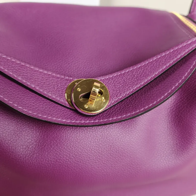 Hermès Crossbody Bag Lindy 26 P9Anemone Taurillon Clemence TC Calfskin Small 26 × 12 × 18 cm Y — detail view 12 of 12