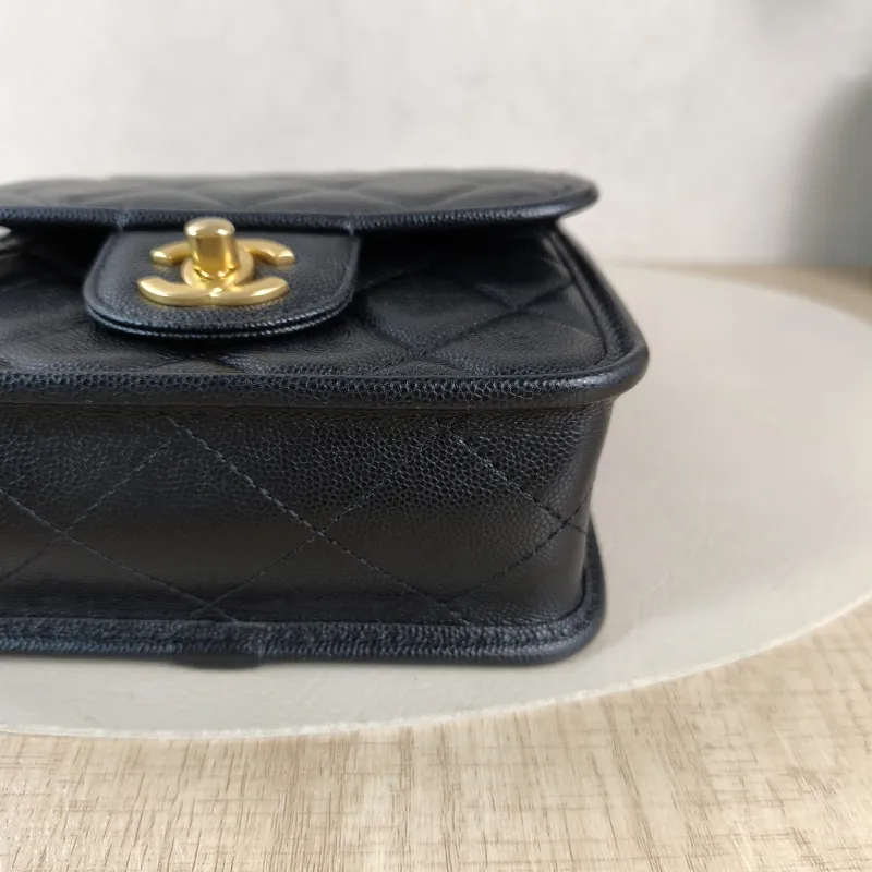 Chanel Crossbody Bag Messenger Bag Black Grained Calfskin 17 × 6 × 16 cm — detail view 8 of 11