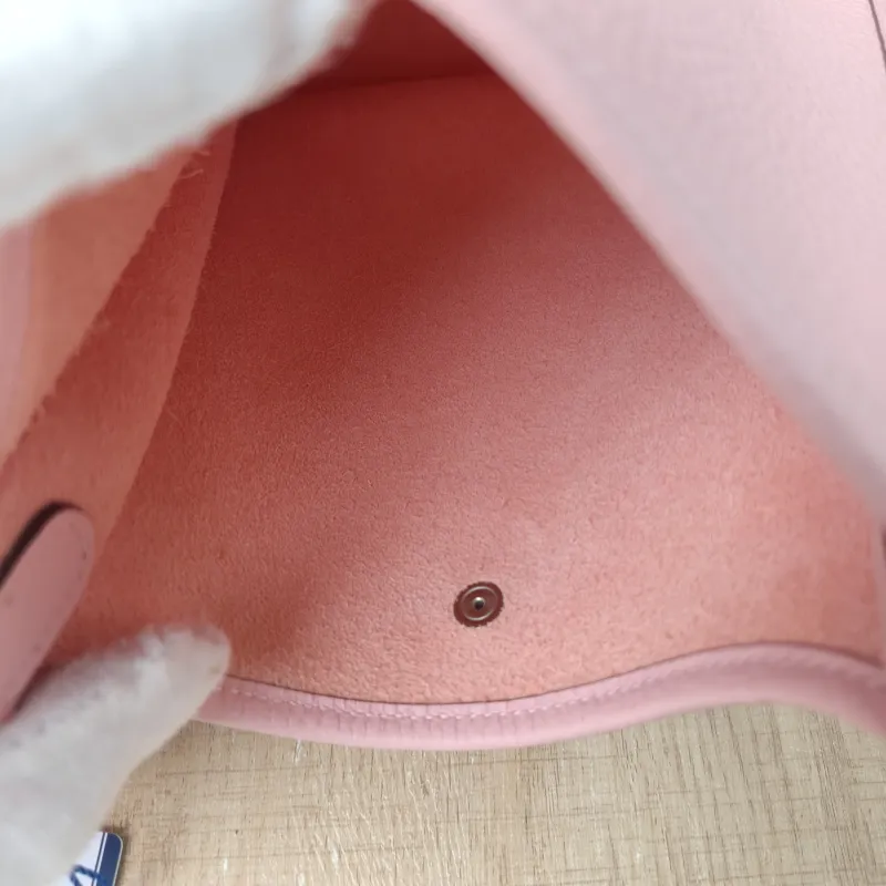 Hermès Crossbody Bag Evelyne Mini 16 Mini 16 TC Calfskinmini17 × 5.5 × 18 cm — detail view 8 of 12