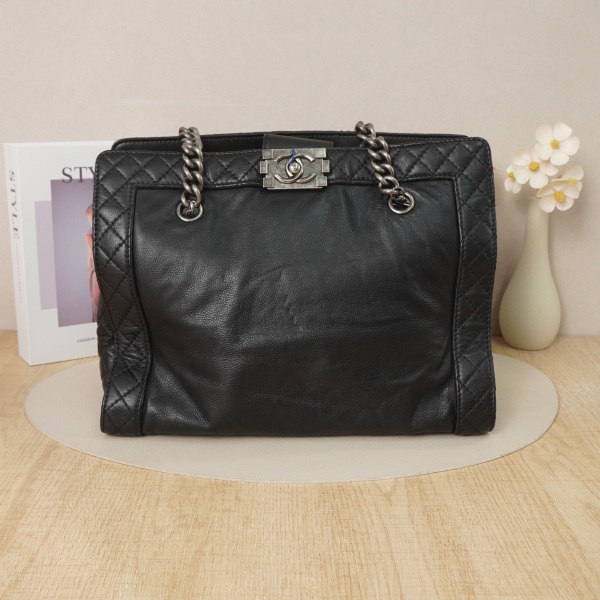 Chanel leboy Shoulder Bag Calfskin18 · 31 × 16 × 24.5 cm