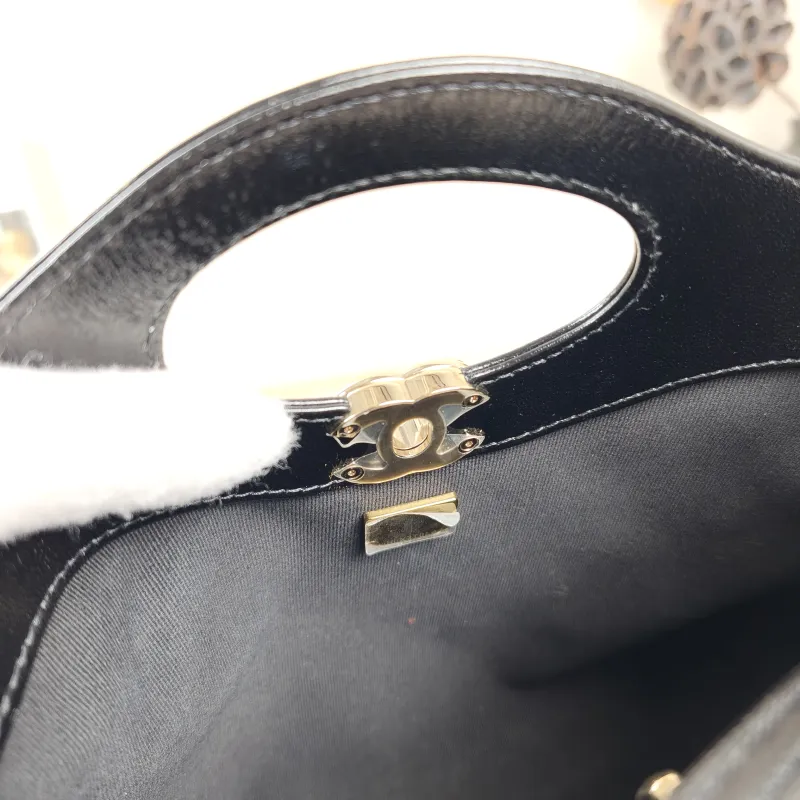 Chanel Crossbody Bag 31Bag Beige Black Lambskin Mini 23 × 5.5 × 22 cm — detail view 7 of 12