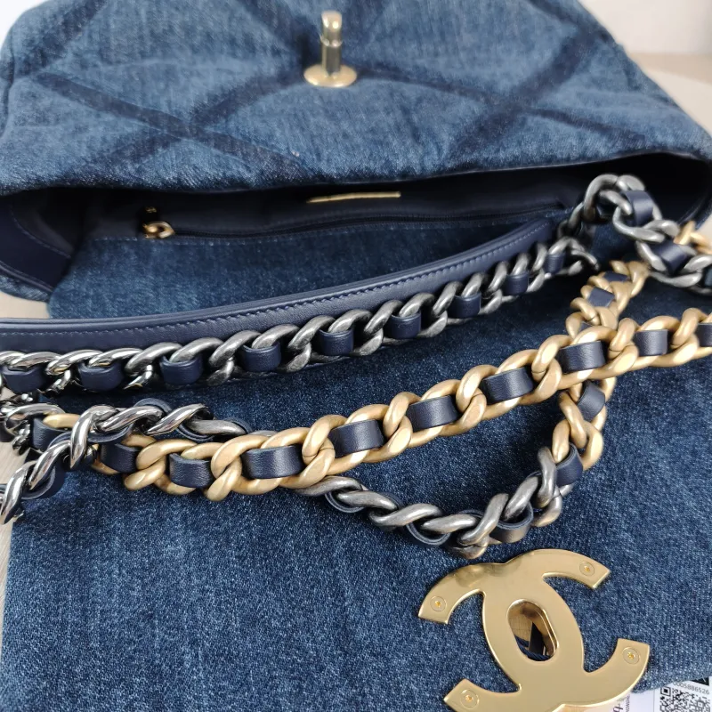 Chanel Crossbody Bag 19Bag Navy Small 26 × 9 × 16 cm — detail view 12 of 12