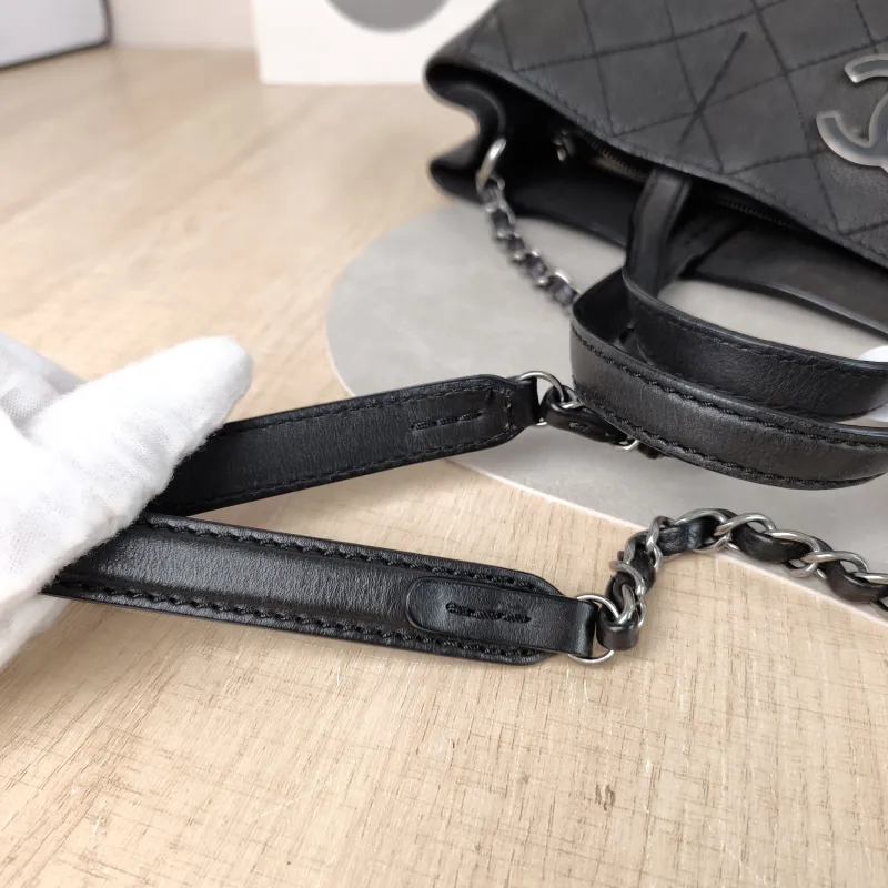 Chanel Shoulder Bag Tote Bag Black Grained Calfskin 33 × 14 × 26 cm — detail view 1 of 14
