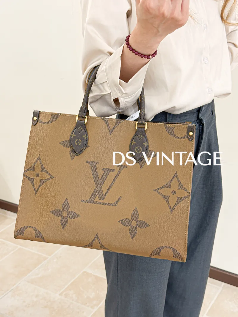 Louis Vuitton Shoulder Bag Onthego Medium Monogram PVC35 × 14 × 27 cm — on-model view 3 of 3