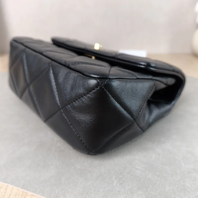 Chanel Crossbody Bag Black Calfskin 18 × 6.5 × 15 cm — detail view 2 of 13