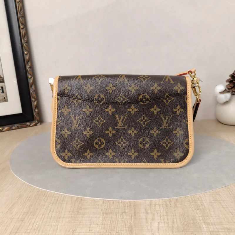 Louis Vuitton Crossbody Bag Diane Baguette Bag Shoulder Strap PVC Small24 × 9 × 15 cm — cover view 3 of 6