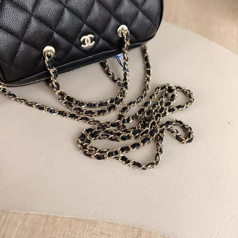 Chanel Crossbody Bag Crossbody Bag Black Grained Calfskin One Size 18.5 × 11 × 11.5 cm — detail view 9 of 11