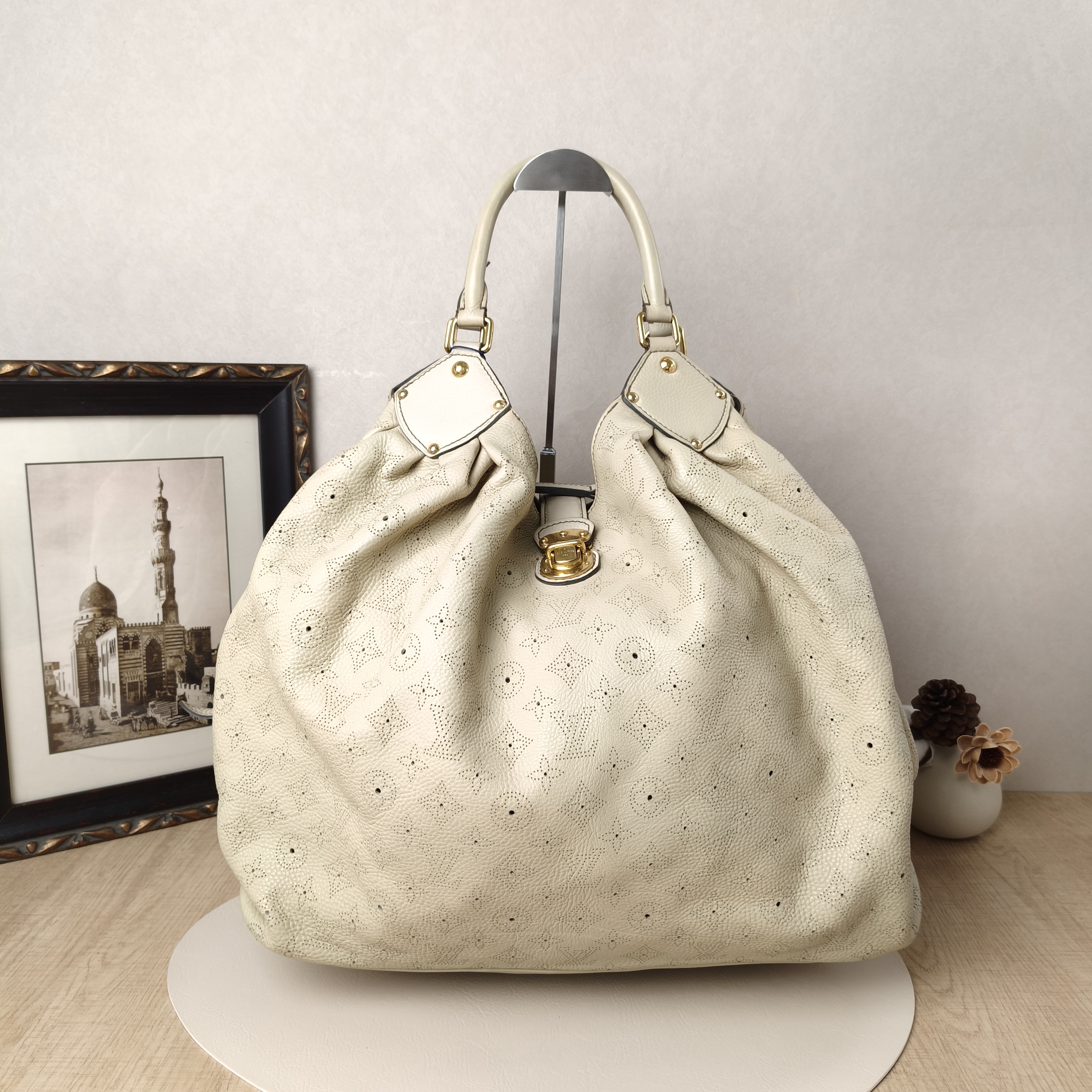 Louis Vuitton Shoulder Bag Mahina Seal Vintage Shoulder Bag Calfskin Large47 × 20 × 42 cm