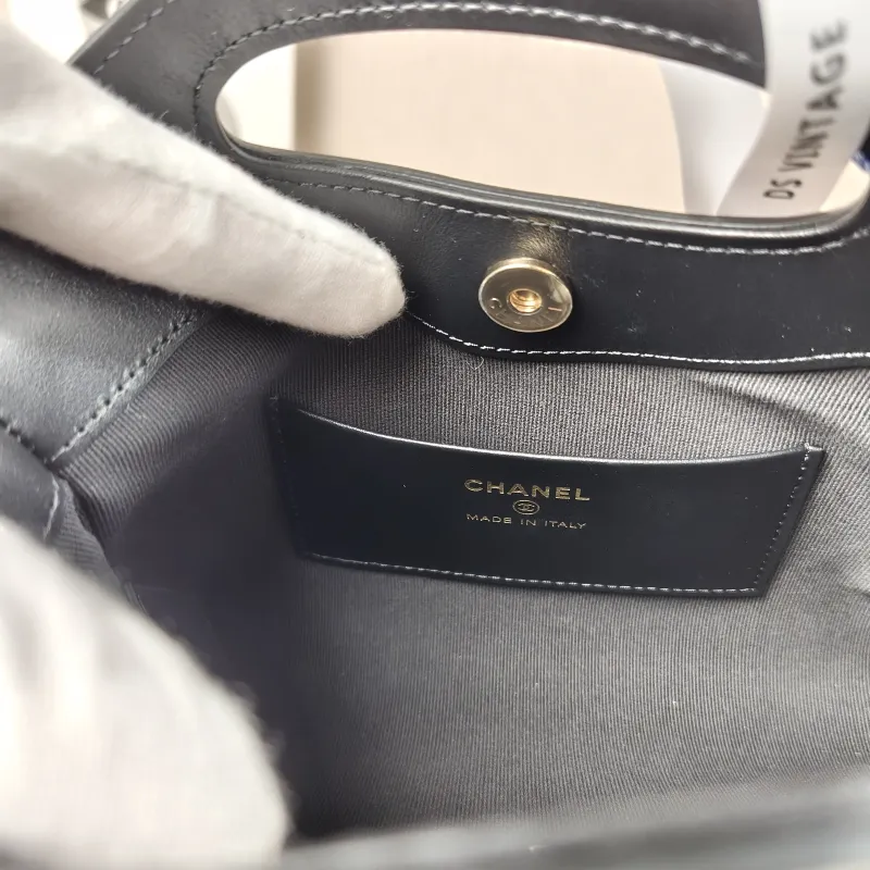 Chanel Shoulder Bag31Bag Black Waxed Leather Calfskinnano20.5 × 3.5 × 17 cm — detail view 4 of 13