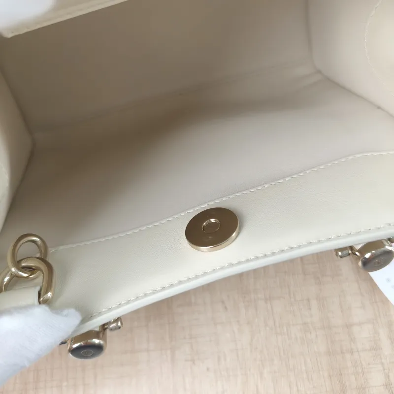 GUCCI Top Handle Bag Diana Top Handle Bag White Calfskin One Size20 × 9.5 × 16 cm — detail view 12 of 13