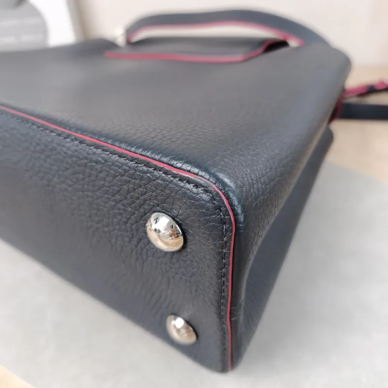 Louis Vuitton Top Handle Bag Capucines Black Calfskin Medium31.5 × 11 × 20 cm — detail view 18 of 22