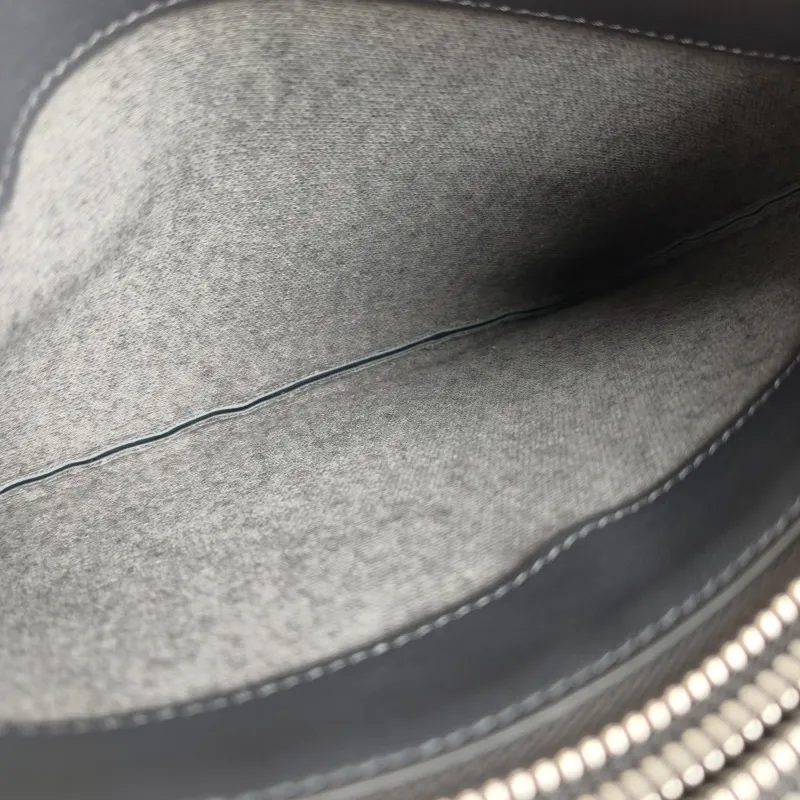 CELINE Crossbody Bag Trio Messenger Bag Grey Lambskin Small 21.5 × 5 × 15 cm — detail view 3 of 11