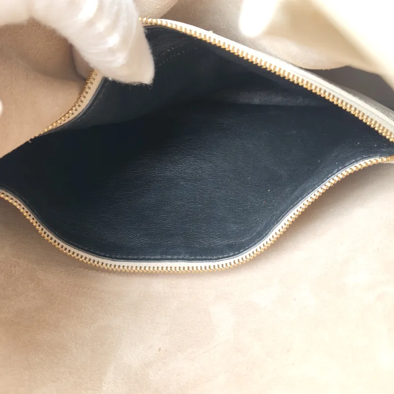 SAINT LAURENT Shoulder Bag LE 5 À 7 Hobo White Calfskin Large 30 × 13 × 31 cm — detail view 4 of 9