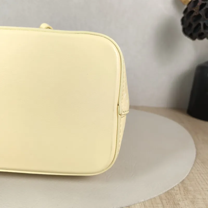 Louis Vuitton Shoulder Bag NÉONOÉ Bucket Bag BB Yellow Calfskin BB 20 × 13 × 20 cm — detail view 1 of 9