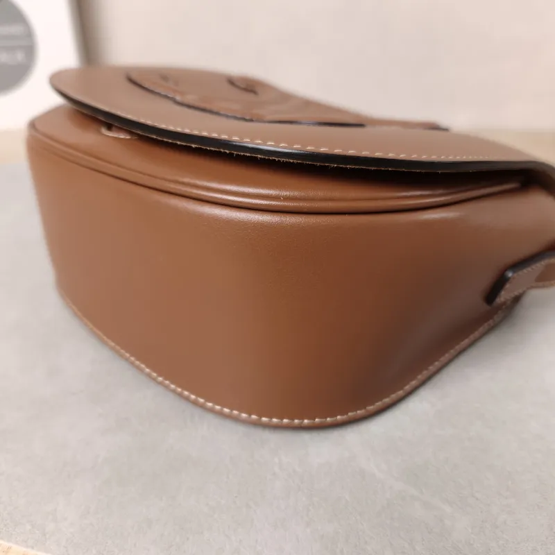 CELINE Crossbody Bag FOLCO TRIOMPHE Caramel Calfskin One Size18.5 × 7 × 15 cm — detail view 8 of 16