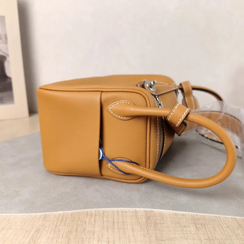 Hermès Crossbody Bag Lindy Mini 19 1H Swift Calfskin Mini 19 × 9.5 × 13 cm G — detail view 7 of 15
