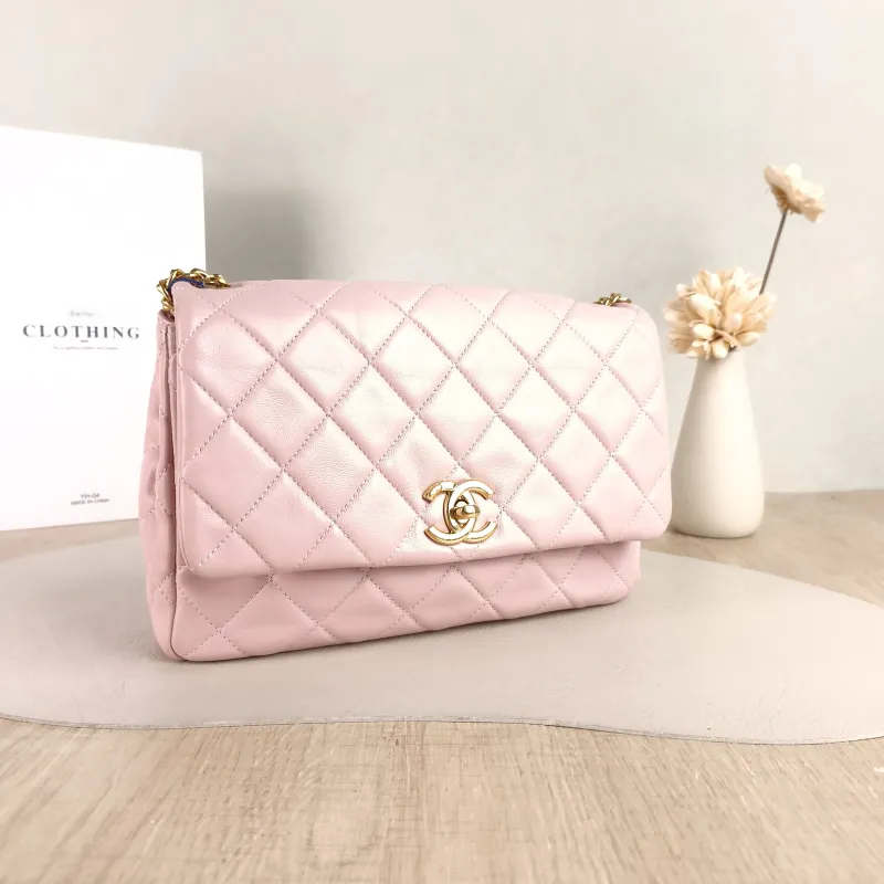 Chanel Crossbody Bag Pink Crossbody Bag Pink Lambskin One Size 23 × 5 × 16 cm — cover view 2 of 5