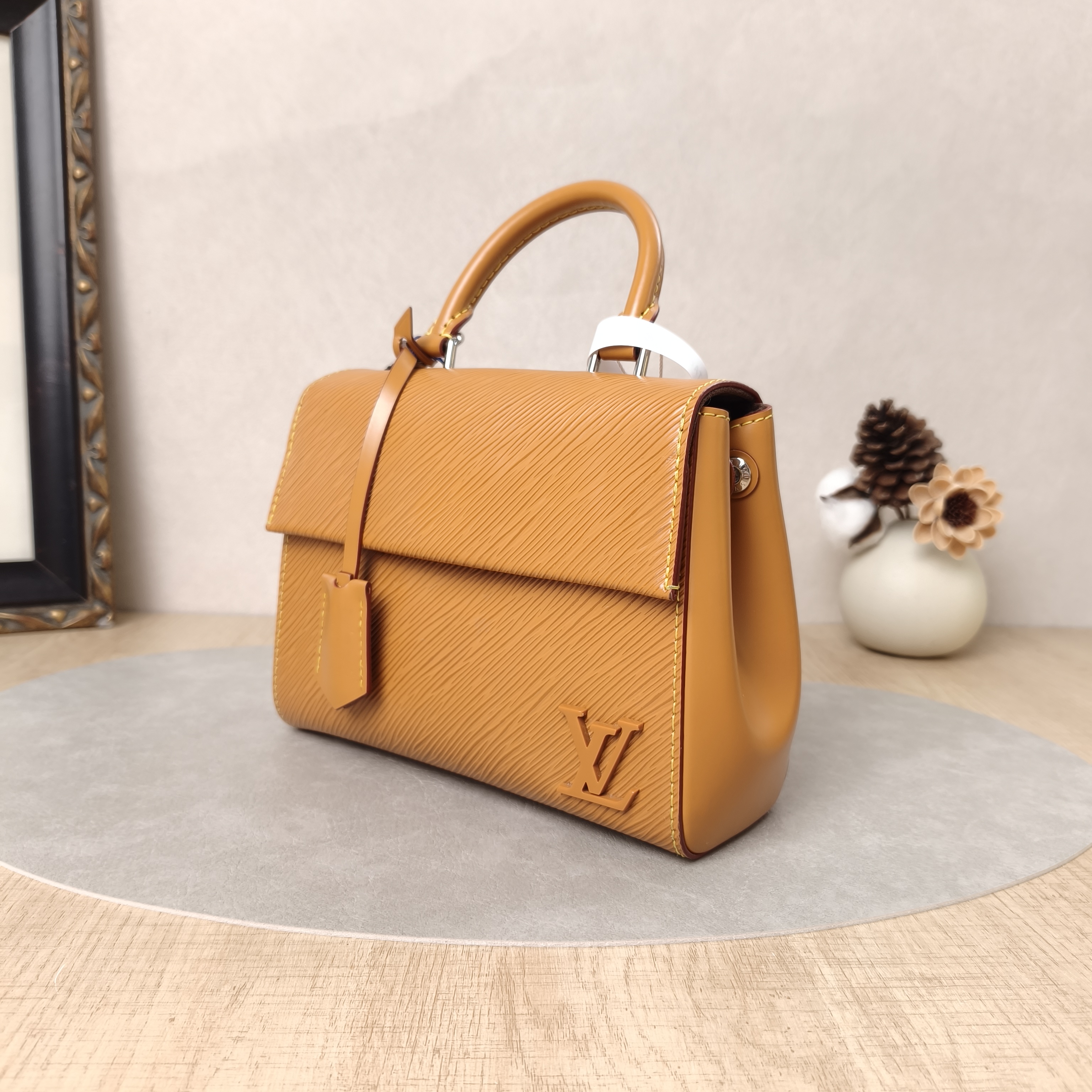 Louis Vuitton Crossbody Bag CLUNY Caramel Epi Embossed Calfskin Mini 20 × 7.5 × 16 cm — cover view 3 of 6