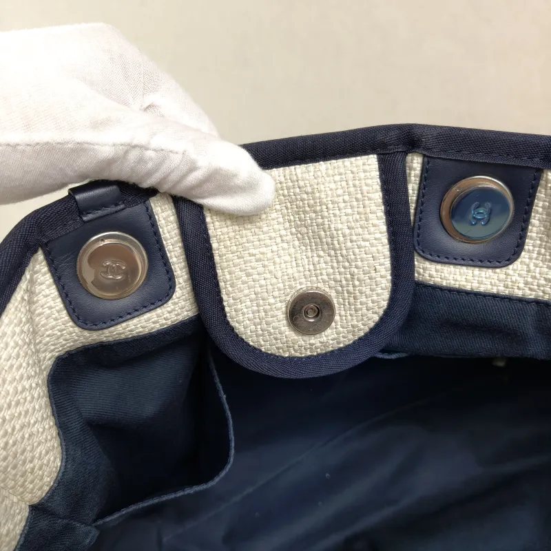 Chanel Shoulder Bag White One Size 39 × 19 × 29 cm 23 — detail view 7 of 11