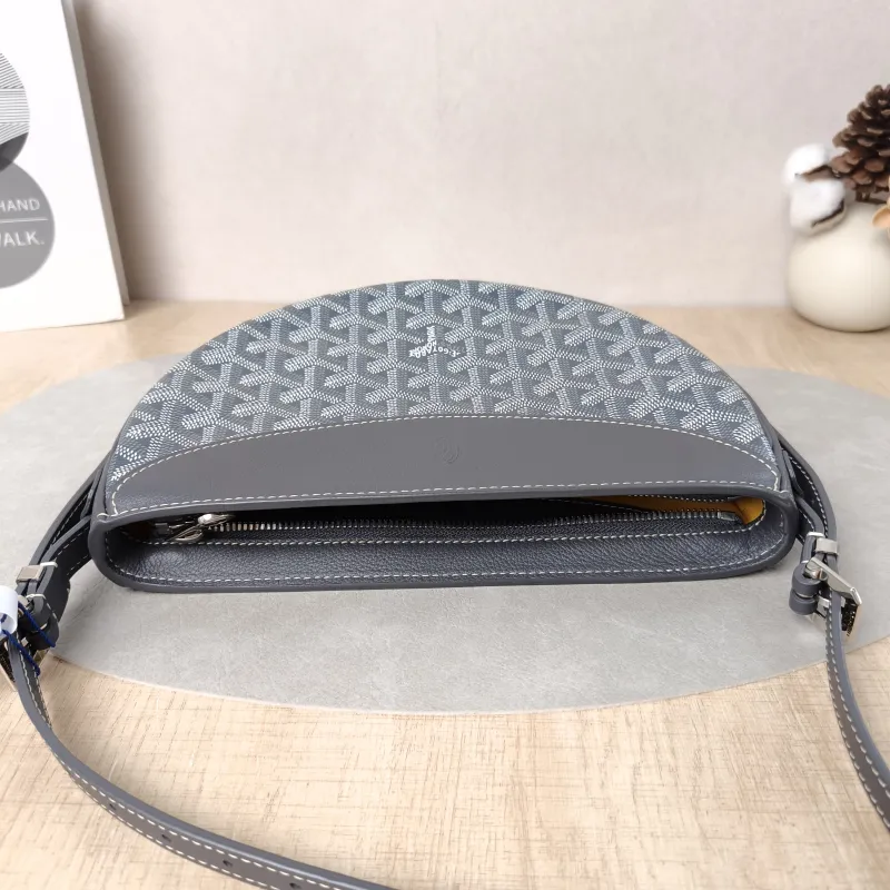 GOYARD Crossbody Bag Hirondelle Grey Canvas ine25 × 6 × 17 cm — detail view 3 of 12