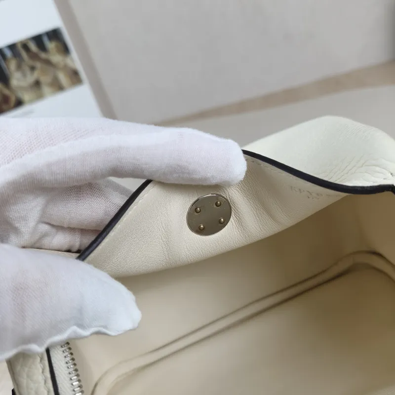 Hermès Crossbody Bag Lindy Mini 19I2 TC Calfskinmini19 × 9.5 × 13 cm — detail view 6 of 12